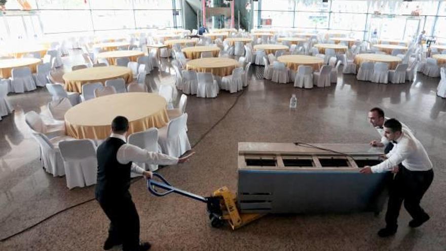 Trabajadores de un hotel de Benidorm preparan uno de los salones para celebrar un banquete, en imagen de archivo.