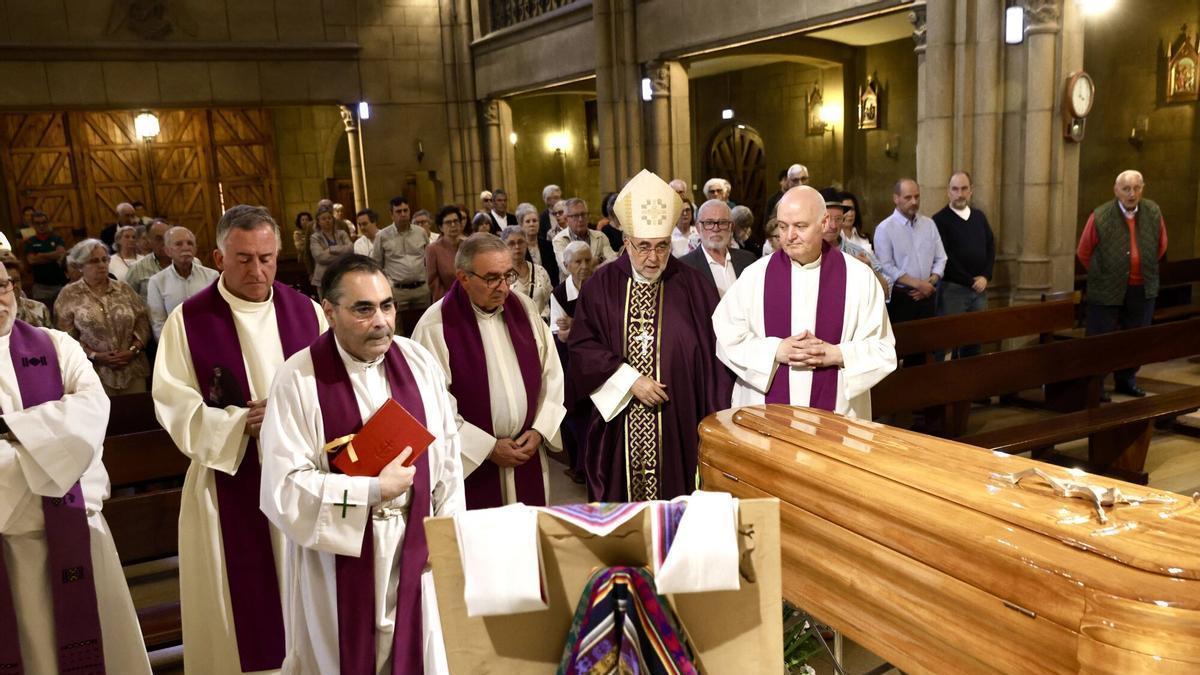 Funeral por el sacerdote José Manuel García oficiado por el arzobispo, Jesus Sanz Montes.