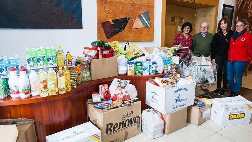 Responsables de Acebe, Cáritas, Cruz Roja y Acebe durante la entrega.