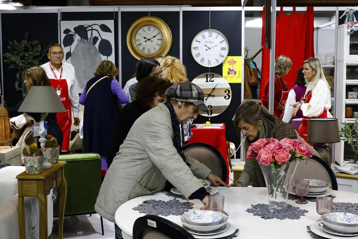 Llenazo en el primer día del Rastrillo Ozanam en el Auditorio de Zaragoza