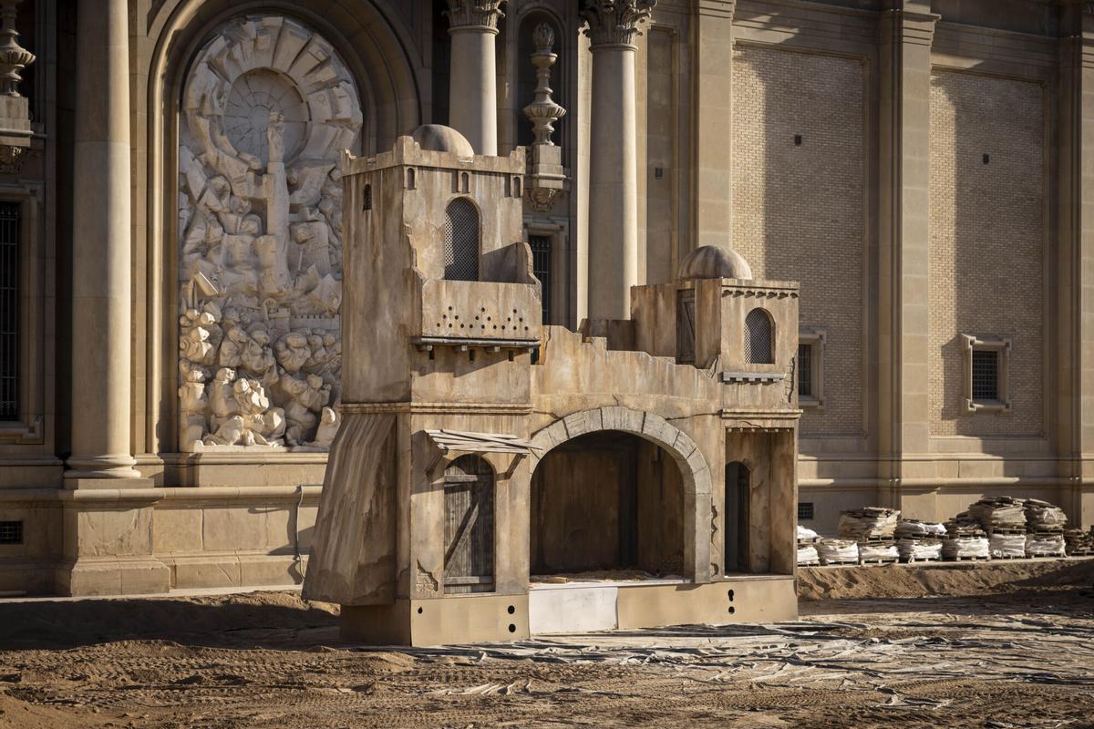 MONTAJE DEL BELEN DE LA PLAZA DEL PILAR E ILUMINACION PARA LA NAVIDAD EN ZARAGOZA