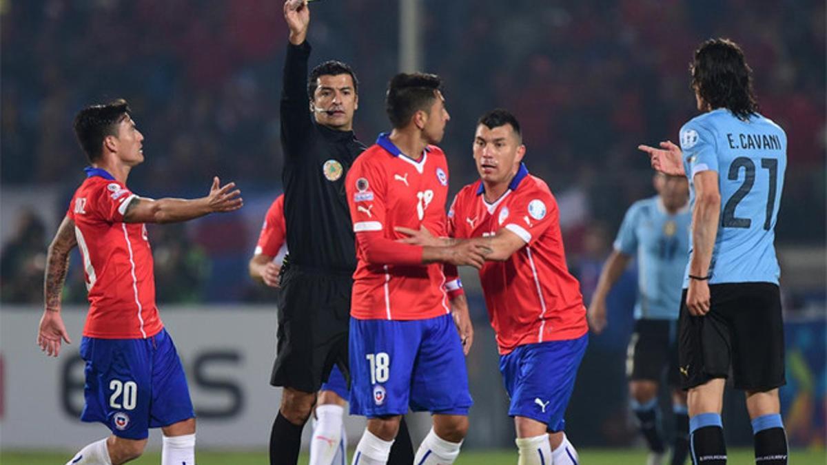 Un momento de la acción entre Jara y Cavani en el Chile-Uruguay del pasado miércoles