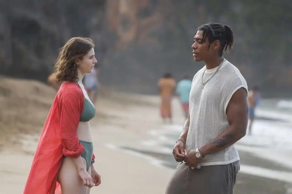 Thomasin McKenzie y Aaron Pierre en "Tiempo"