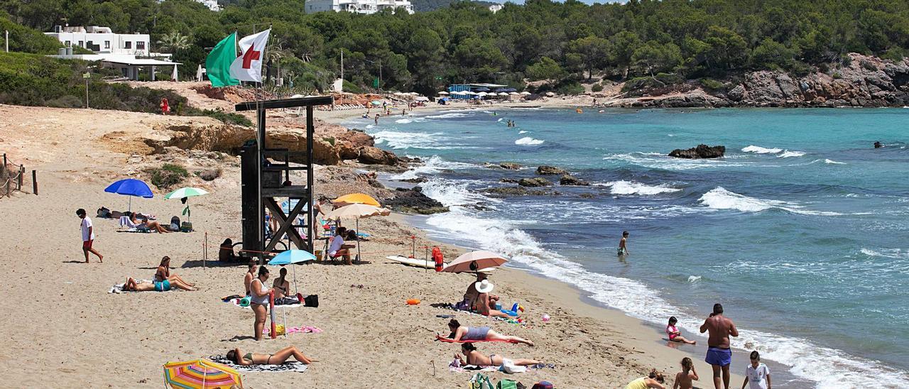 Imagen de archivo de la Cala Nova, donde la pasarela de madera unirá ambos extremos de la playa.