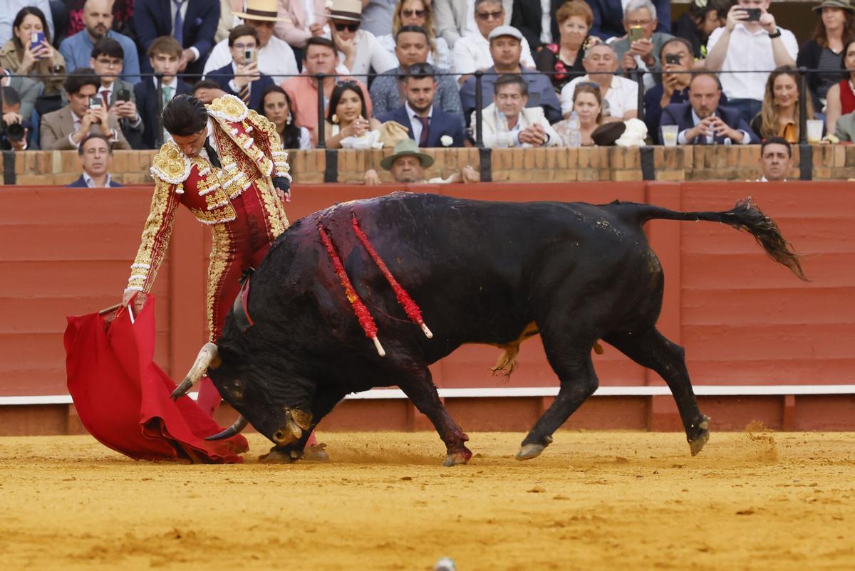 SEVILLA, 21/04/2026.- El diestro Alejandro Talavante con su segundo toro durante la décima corrida de la Feria de Abril de Sevilla, con reses de la ganadería de Núñez del Cuvillo, este martes en la plaza de la Maestranza. EFE/José Manuel Vidal
