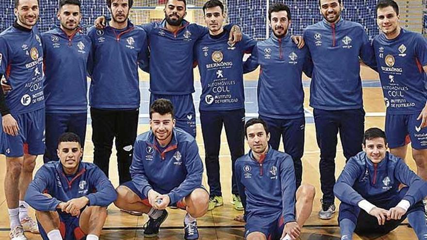Los jugadores del Palma Futsal posan ayer antes de partir hacia Galicia.