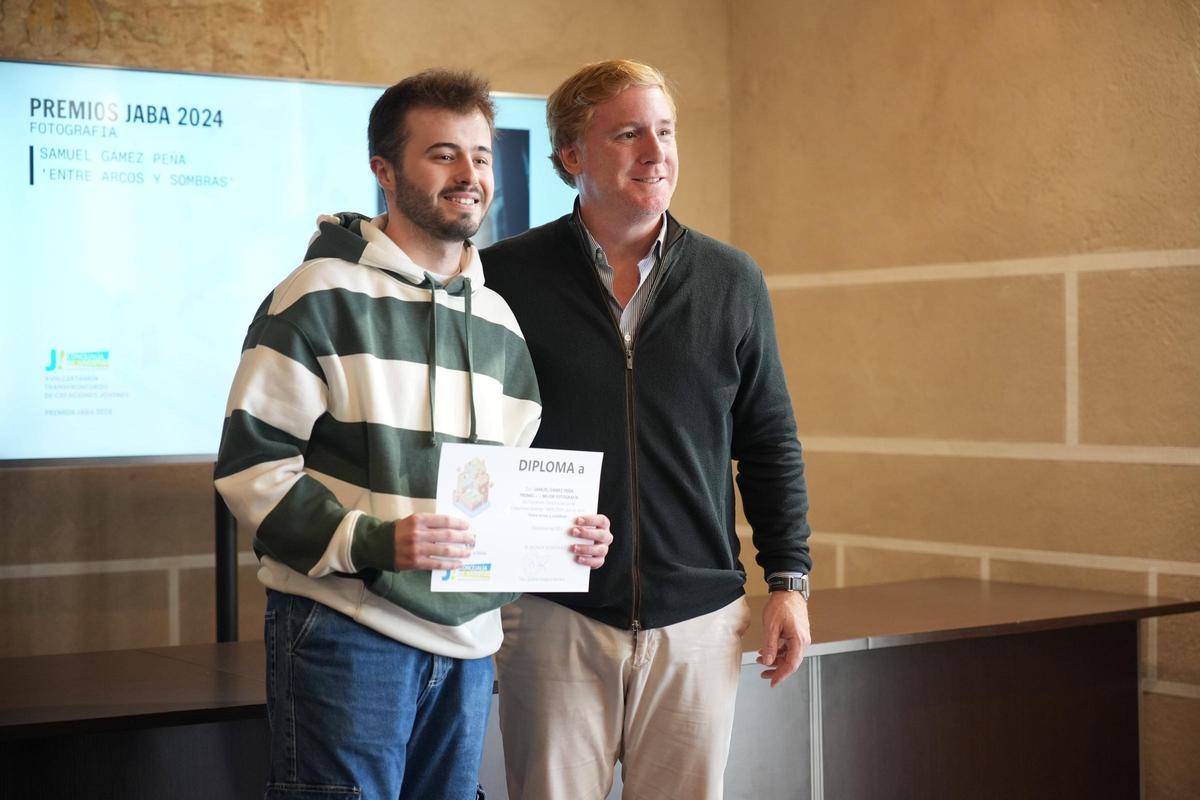 El alcalde Ignacio Gragera entrega un diploma a Samuel Gámez, ganador de la categoría de fotografía, ayer.