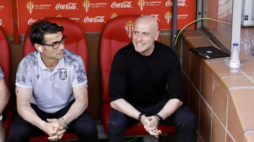 Julián Calero, junto a su segundo, Antonio Carmona, en el banquillo de El Molinón.