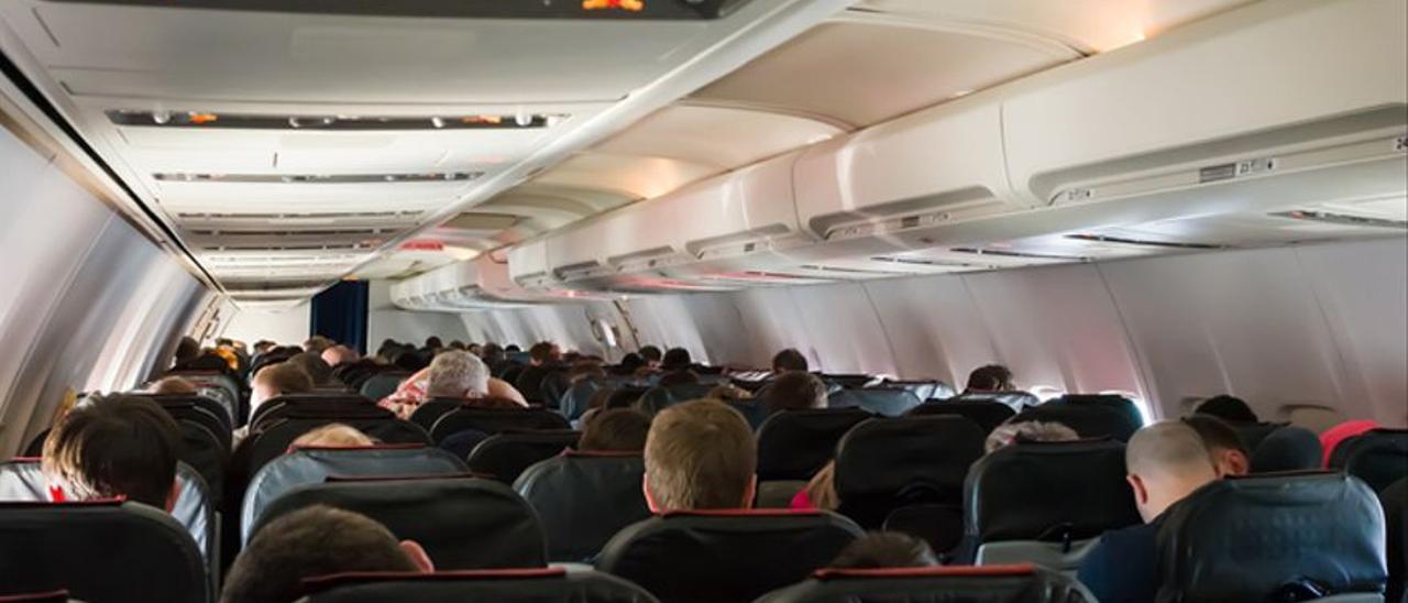 Pasajeros en la cabina de un avión, en una imagen de archivo.