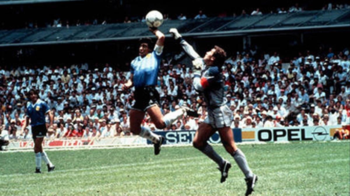 Maradona y la mano de Dios ante Shilton. Maradona y la mano de Dios ante Shilton.