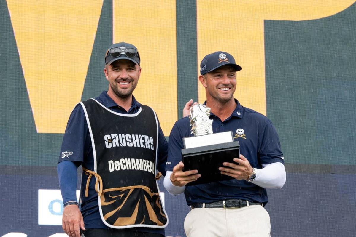 DeChambeau celebra la victoria en Singapur tras el error de su rival en el hoyo 18