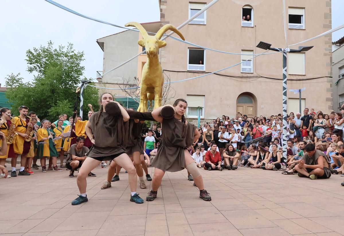 Les millors imatges de la cercavila de la Cabra d'Or, a Moià
