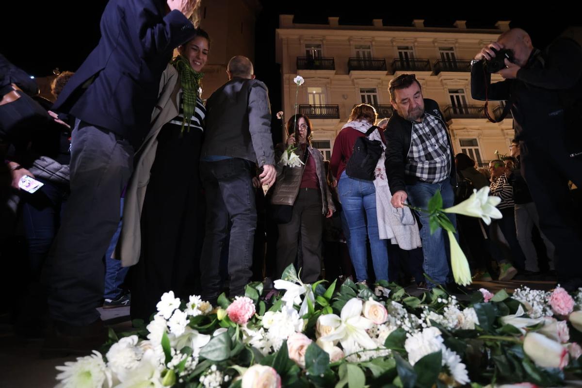 Decenas de valencianos se concentran frente a las Corts para pedir el enjuiciamiento de Mazón por su gestión de la dana