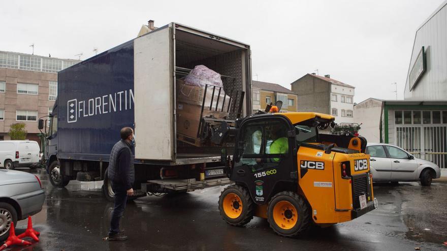 Carga de ayuda humanitaria de Lalín, ayer, en un camión de Florentino con destino a Mos. |   // BERNABÉ