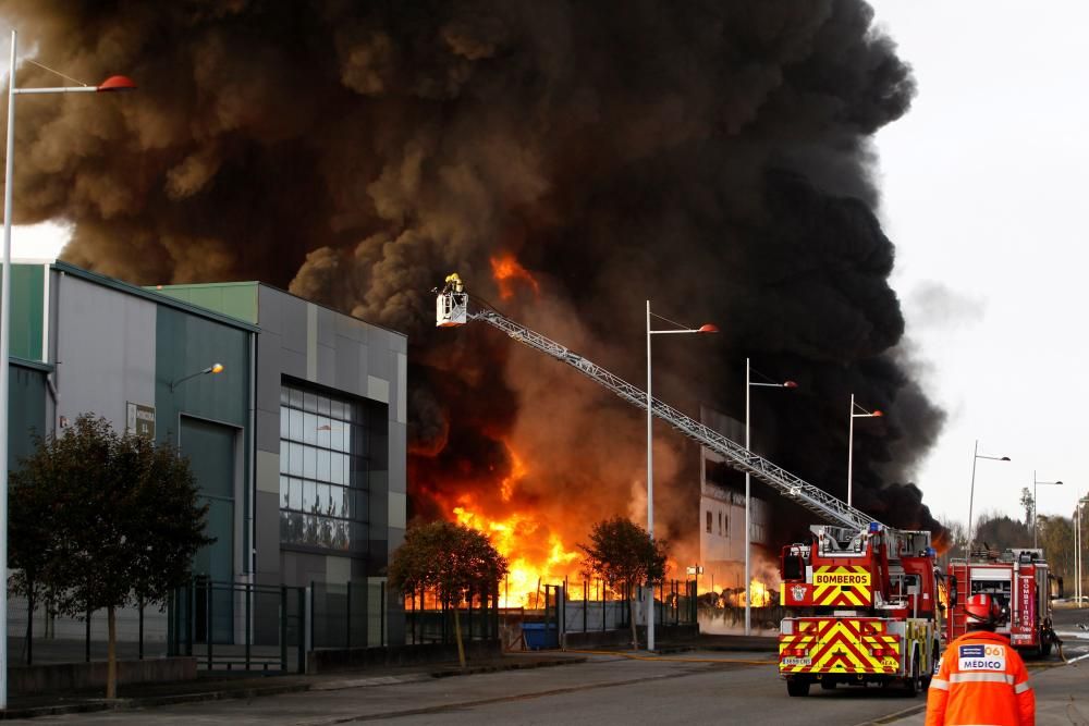 Incendio en una nave industrial de Narón.