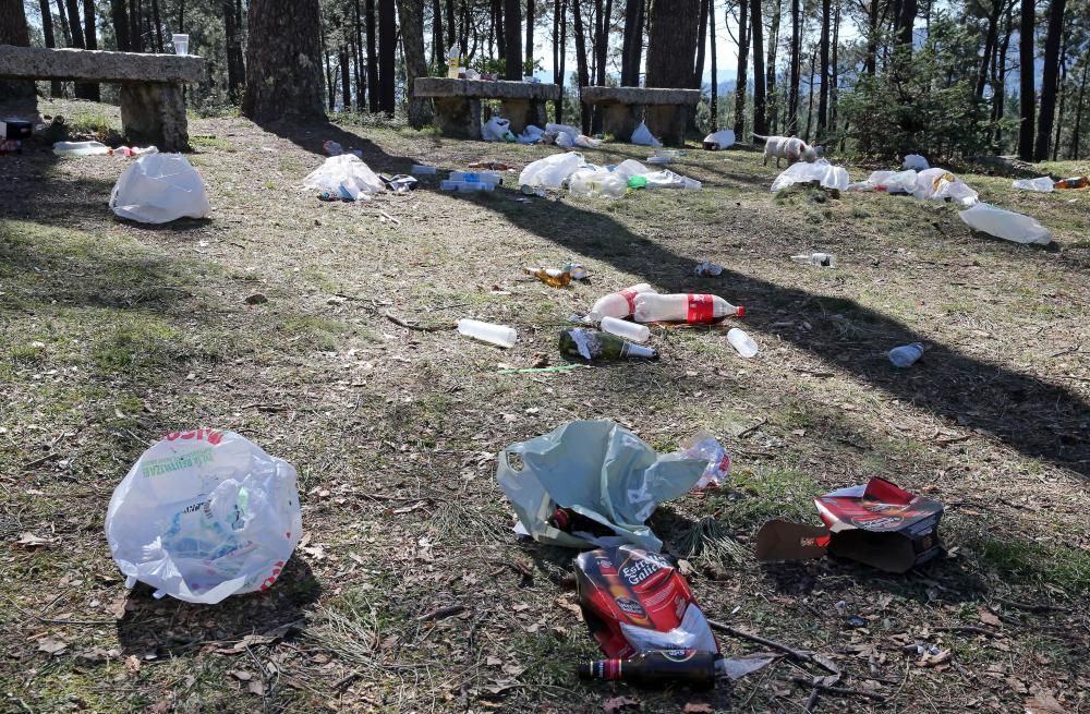 El botellón convierte en estercolero el parque forestal de Beade, en Vigo