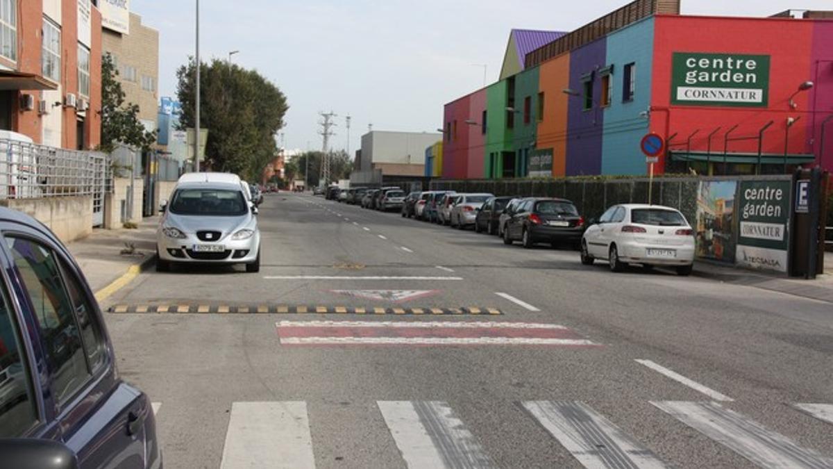 Punto del accidente en Cornellà donde este lunes falleció un ciclista atropellado por un camión.