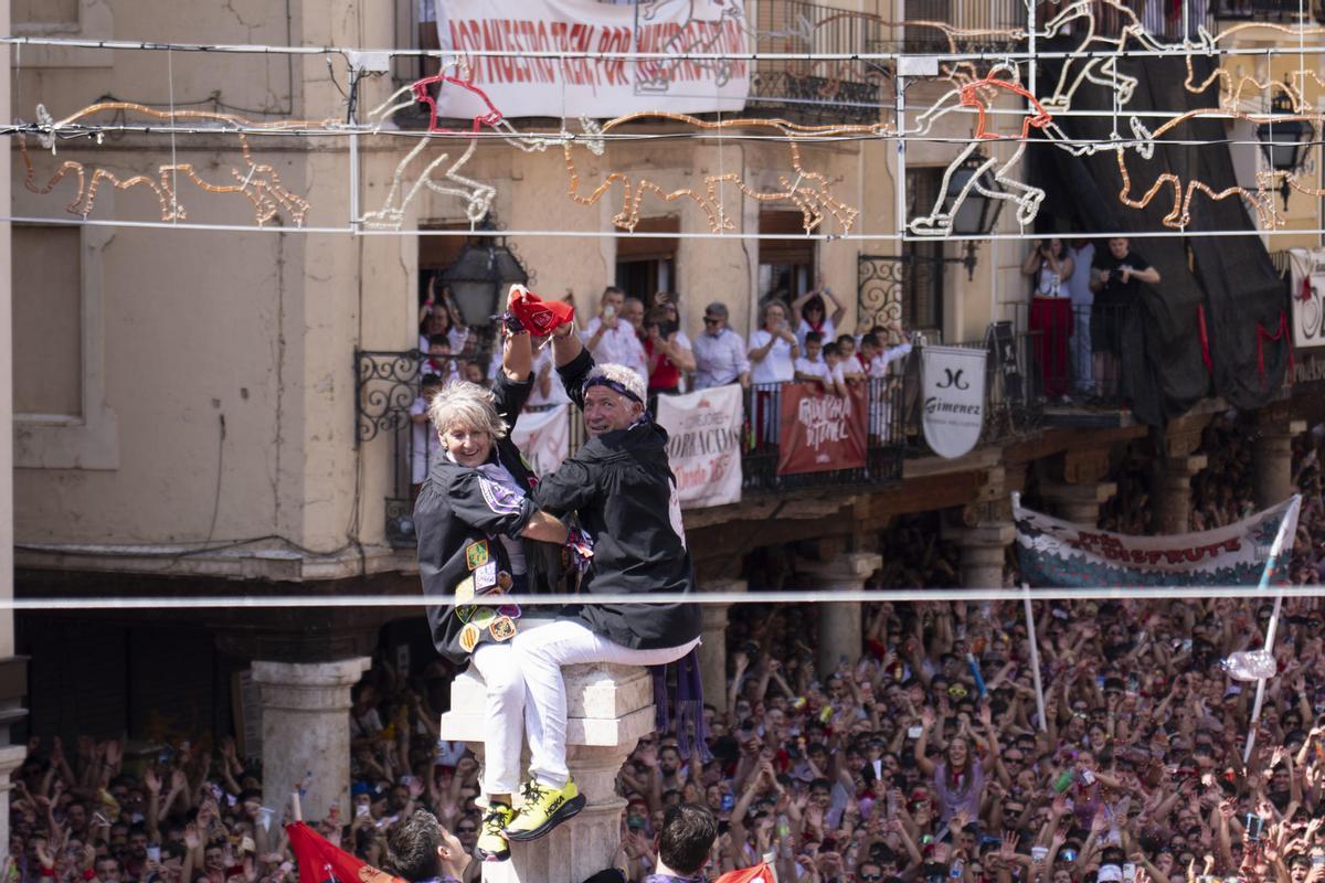 En imágenes | Teruel estalla con la puesta del panuelo al Torico