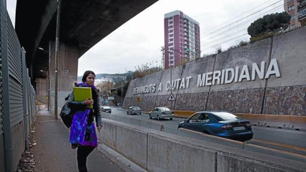 Entrada principal, y casi única durante años, a Ciutat Meridiana desde la C-17, el viernes.