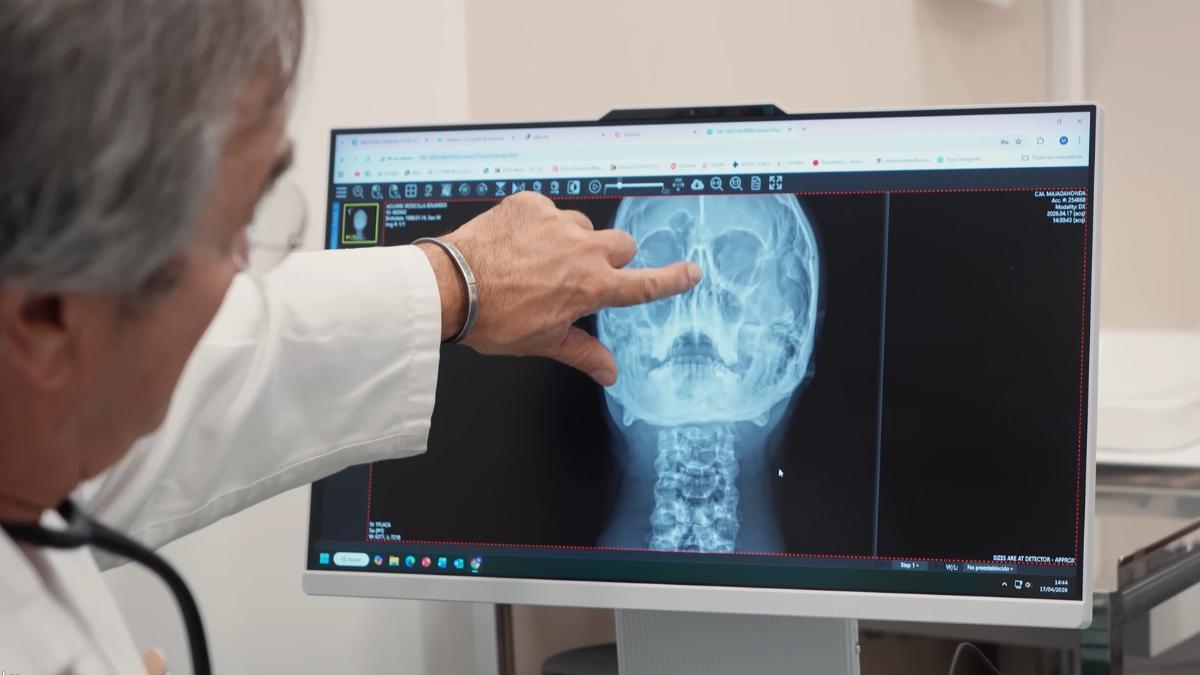 Médico enseñando la placa de Edu Aguirre