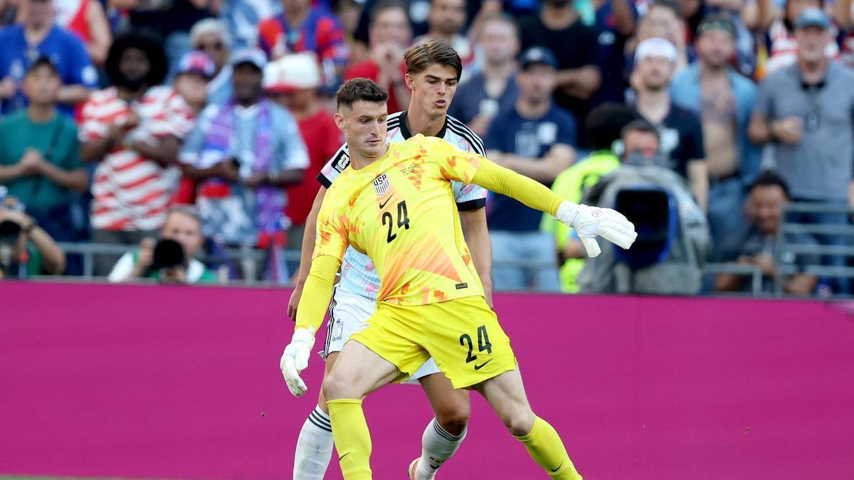 Matt Freese, portero de Estados Unidos, pierde el balón ante Charles De Ketelaere, de Bélgica