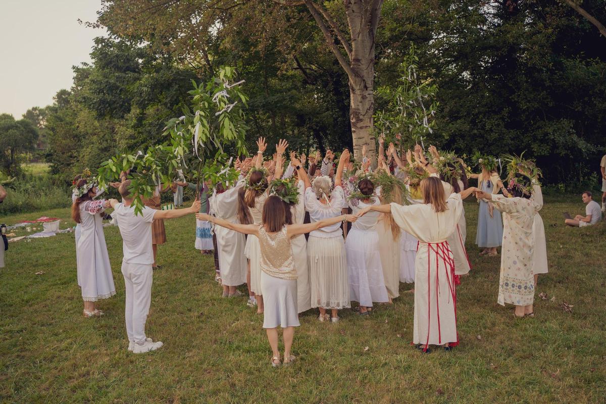 La celebración de los ucranianos en Asturias de la Noche de San Juan, en imágenes
