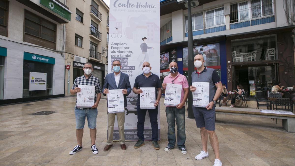 El concejal Martínez y los representantes del Centre Històric, en la presentación de la campaña.