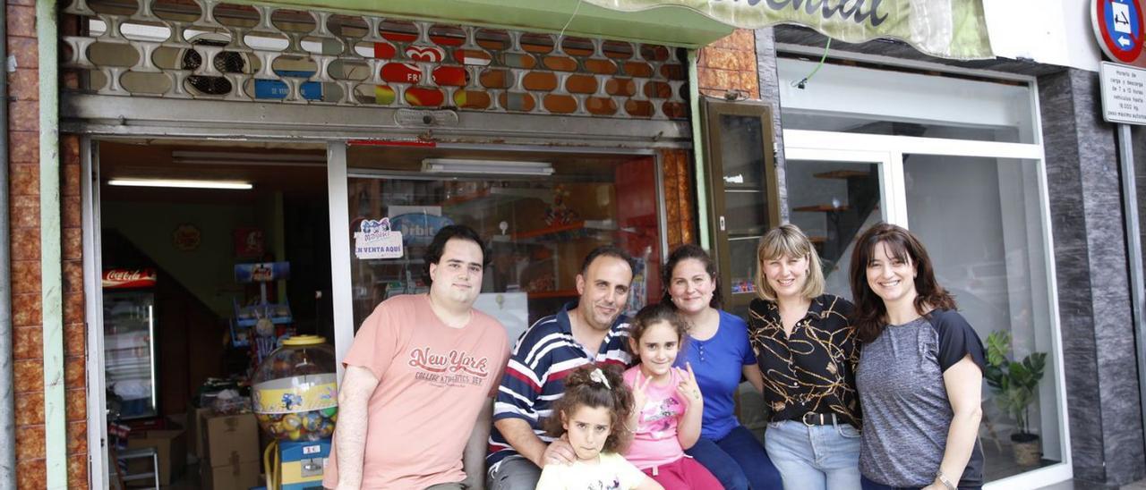 Por la izquierda, Bruno Plasencia, Yaiza González, Ignacio González, Nora González, Noelia Menéndez, Silvia González e Icíar Fernández posan a la entrada del quiosco Continental. | Ángel González