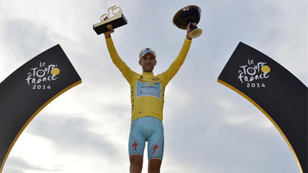 Nibali en lo más alto del podio en París