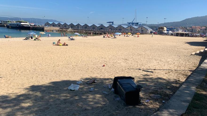 Indignación por la basura acumulada en la playa de Bueu tras el carnaval de verano