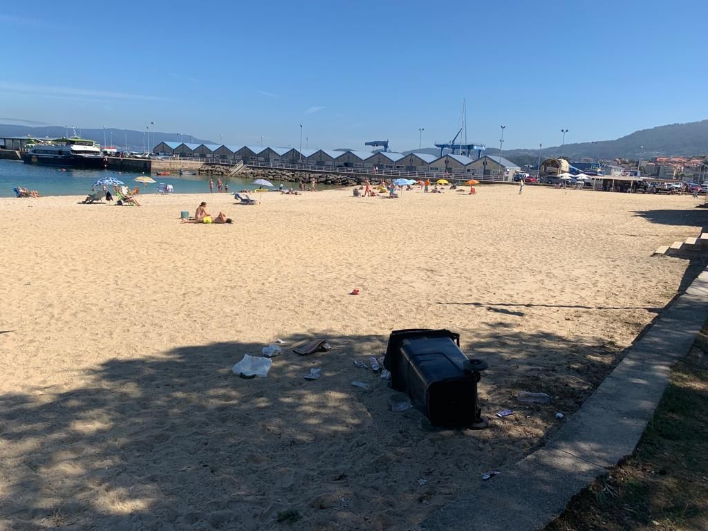 Indignación por la basura acumulada en la playa de Bueu tras el carnaval de verano