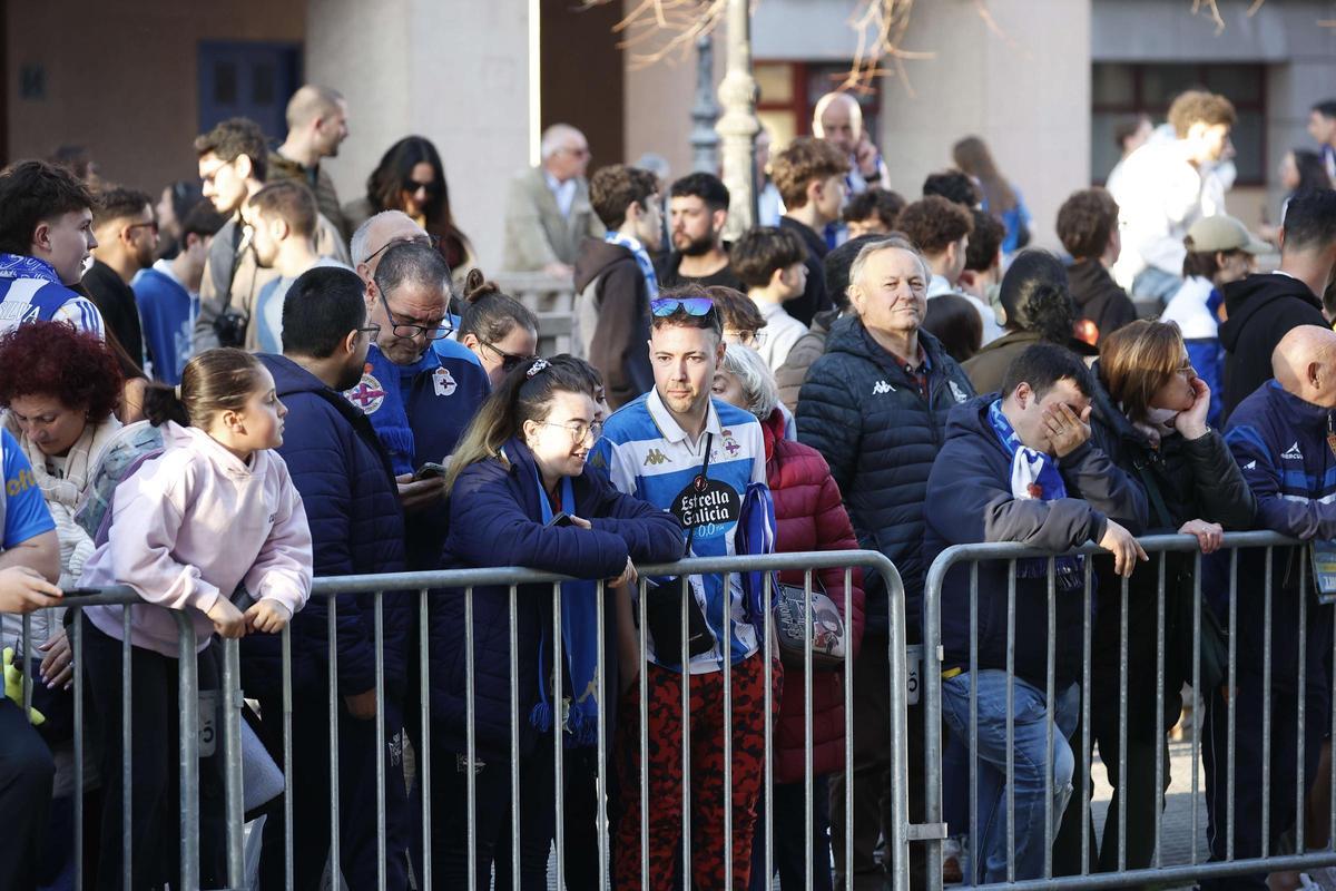 Así fue el recibimiento de la afición a la llegada del Deportivo en Riazor para el partido ante el Zaragoza