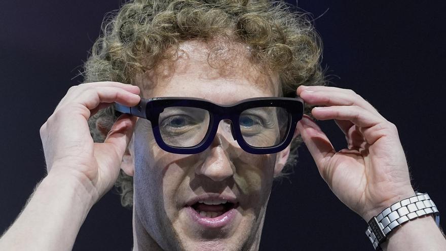 Mark Zuckerberg se coloca unas gafas Orion AR durante la conferencia Meta Connect, el pasado 25 de septiembre en Menlo Park, California.