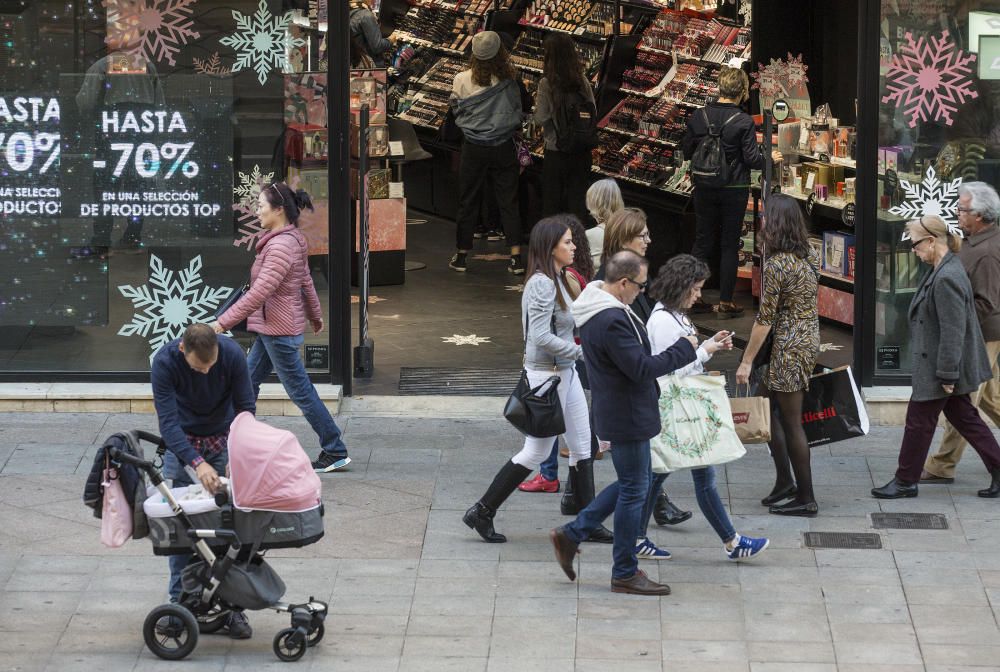 El Black Friday colapsa el centro de Alicante