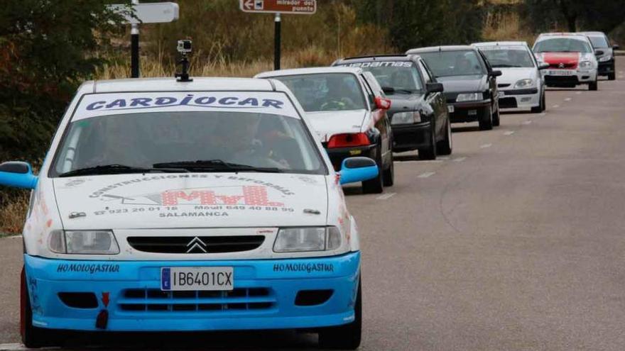 Varios de los competidores forman una cola de coches a lo largo de la carretera.