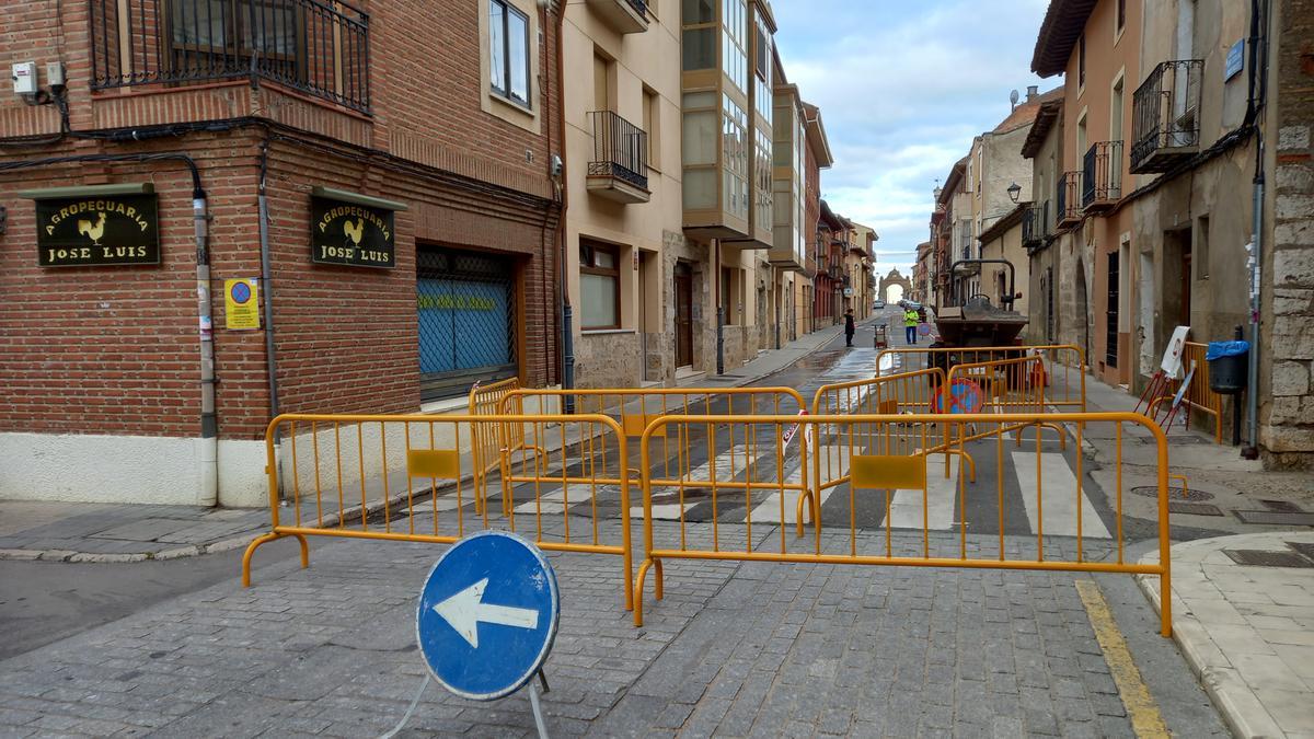 Calle Santa Catalina de Roncesvalles, una de las vías afectadas por el corte del suministro de agua