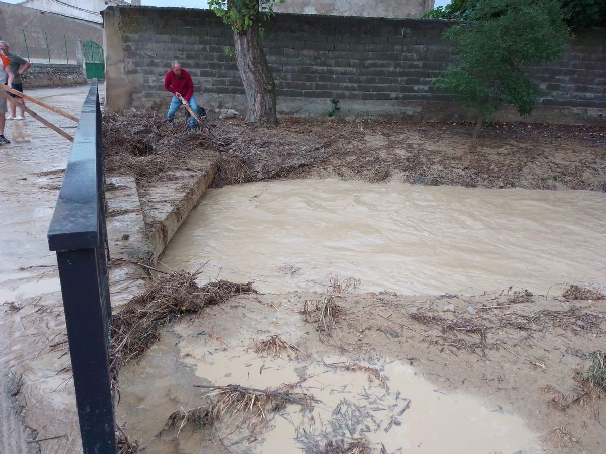 Entorno anegado de lodo por el desbordamiento del regato Adalia en Abezames.