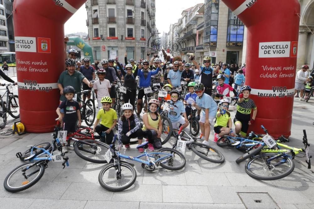 Más de medio millar de aficionados participan en A Pedaliña