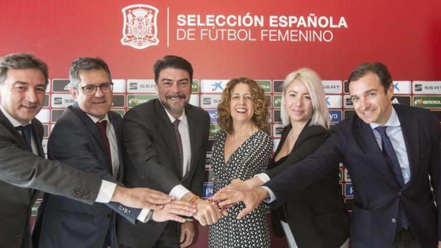 Los representantes de la Real Federación Española de Fútbol, de la Valenciana, de la Diputación, del Ayuntamiento y del Hércules, ayer en la presentación del partido.