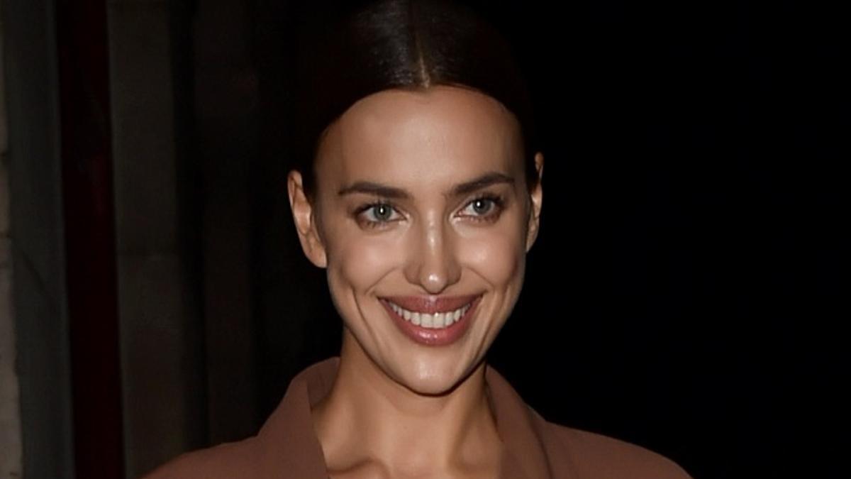 Irina Shayk con blazer con cinturón durante la Semana de la Alta Costura de París