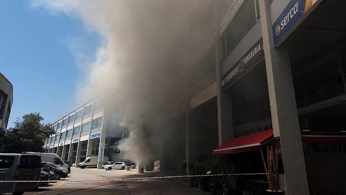 Un incendio hace colapsar el techo de una nave industrial en Badalona