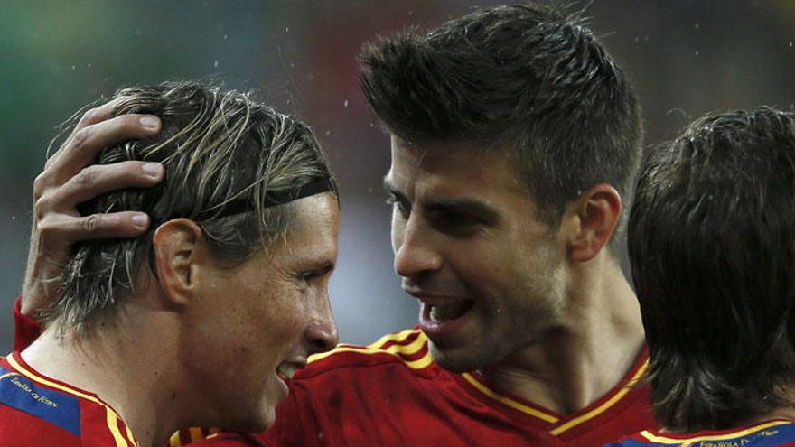 Piqué felicita a Torres.