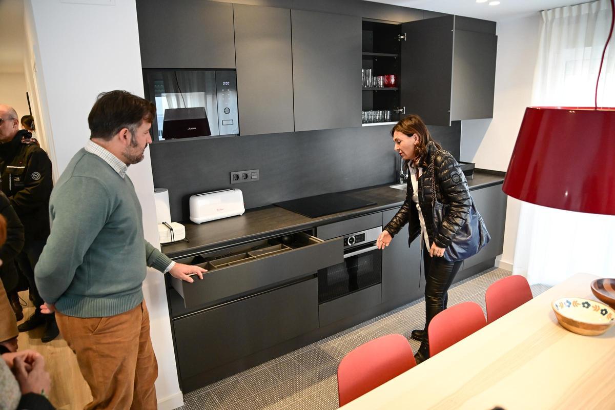 El alcalde y la presidenta de la fundación, visitando uno de los pisos de acogida