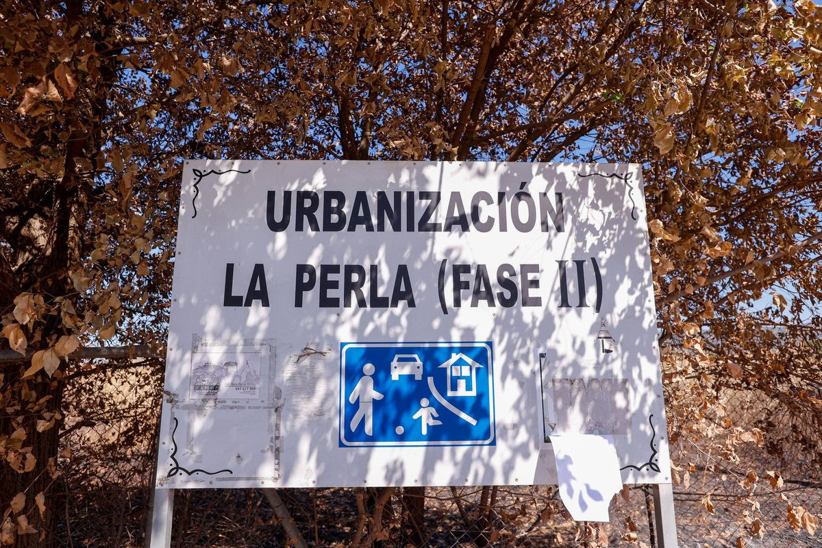 Cartel colocado en la parcelación de La Perla.