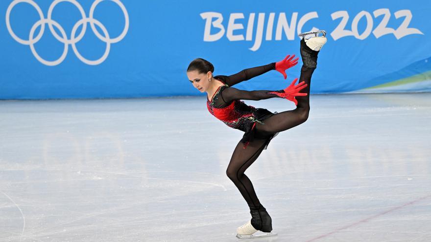 Kamila Valieva, patinando bajo sospecha y sin medalla