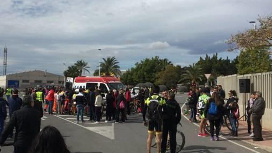 Momento del accidente en el que llegaron las ambulancias.