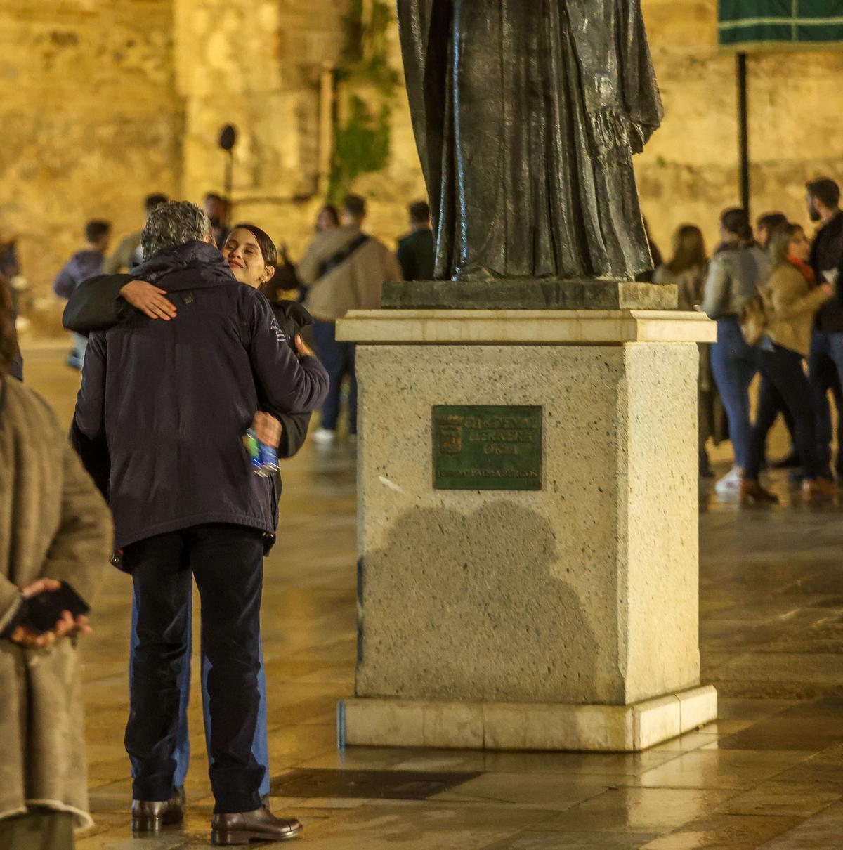 Rodaje de una secuencia de 'La chica de nieve 2' junto a la Catedral de Málaga.