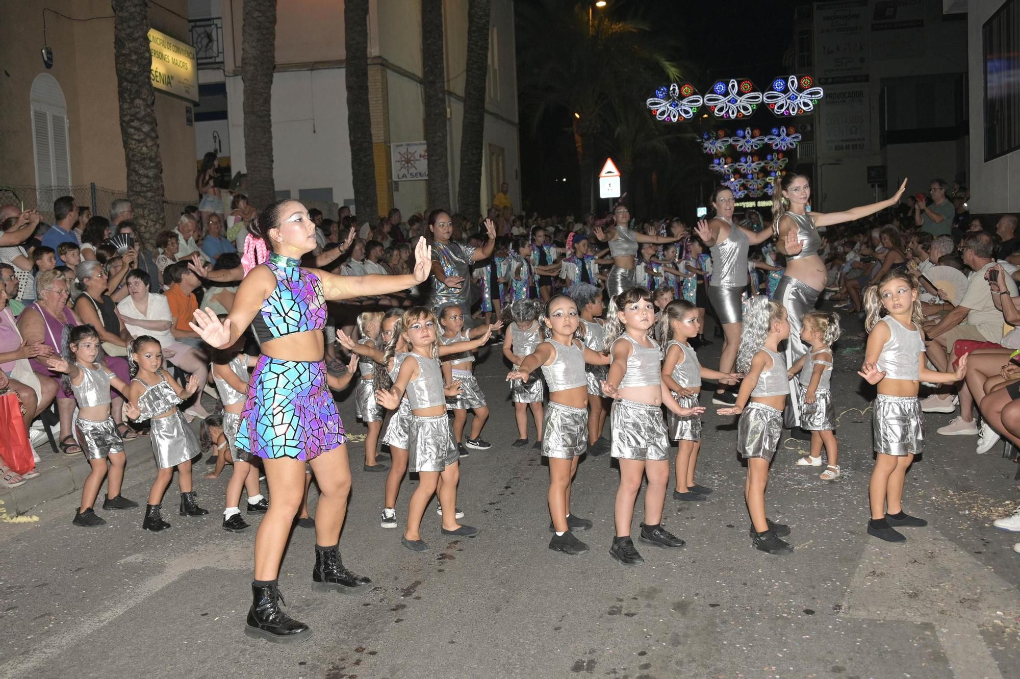 Derroche de musica y color en Santa Pola