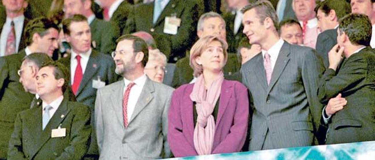 Matas, Rajoy, la Infanta, Urdangarin y Villar, en el palco de Birmingham para asistir a la final de la Recopa de Europa entre Mallorca y Lazio, en mayo de 1999 - La victoria era imposible - Los cuatro políticos esconden las manos para que no se adviertan los sobres en la foto.