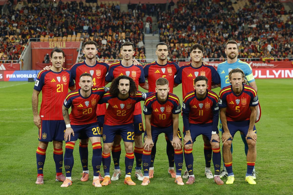 Los jugadores de la selección española posan antes de un encuentro frente a Turquía.
